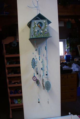 nichoir brodé et mobile de perles