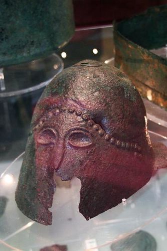 641a2 Ruvo, casque apulo-corinthien en bronze (5e-4e siècl