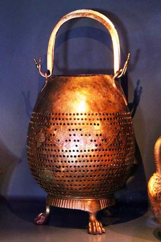 834g6 lanterne de bronze (325-300 avant J.-C.)