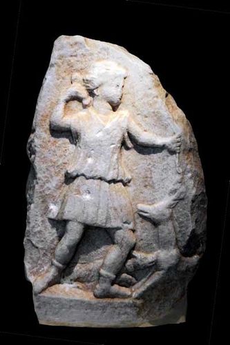 842j5 Artémis sur une stèle 2e-3e siècle après JC