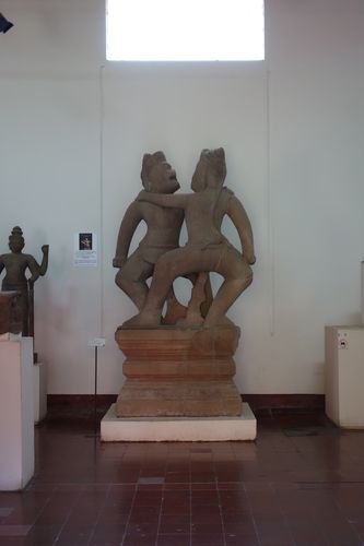 2 singes qui luttent au Musée National à Phnom Penh
