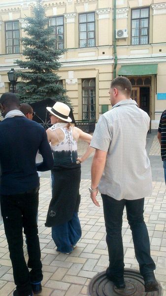 20120804-pictures-madonna-out-and-about-kiev-07