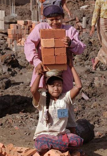 enfants au travail fille-brique.jpg