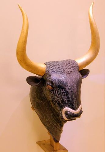 740f6a Cnossos, tête de taureau, vase à libation, 1600-15
