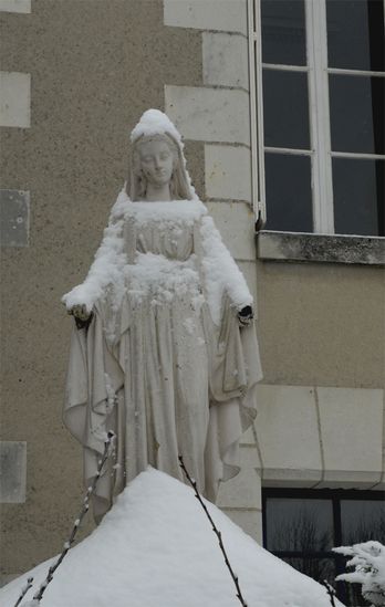Statue à l'école du château à Esvres