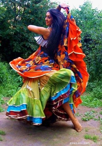 danseuse gitane robe couleurs