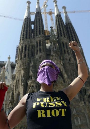 protestation-de-soutien-au-pussy-riot-a-barcelone.jpg