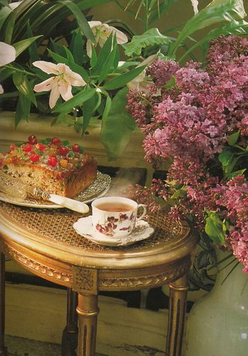 Table cannée avec fleurs et patisseries...