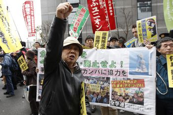 Manifestation-anti-nucleaire-devant-Tepco-au-Japon scalewid
