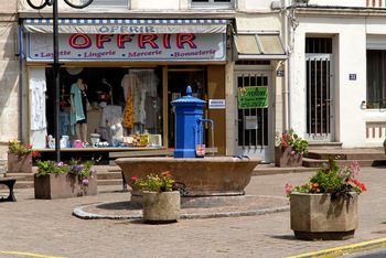 BRUYERES Fontaine Rue Cameroun juin2009 001 DxO