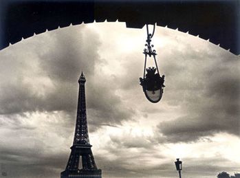 Ilse Bing. Tour Eiffel, vue du Pont Birk-Hakeim, Paris, 193
