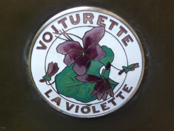 Voiturette-La-Violette--insigne.JPG
