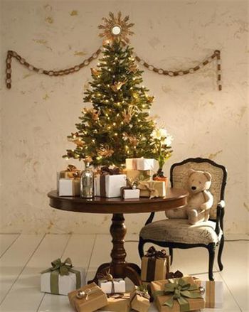 Unique-and-Simple-Small-size-Christmas-Tree-Decorating-Idea