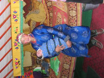199-une-jeunne-maman-en-costume-traditionnel-nous-presente-son-enfant.jpg