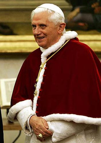 benedicto-y-su-capa-ribetiada-con-piel-de-armino.jpg