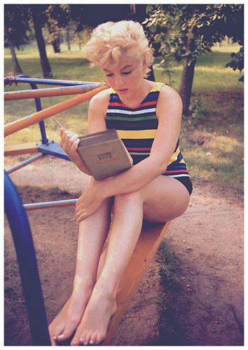 Marylin-lisant-Joyce-en-couleur-copie-1.jpg