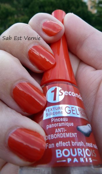 Swatch-Bourjois-Rouge-Poppy-10.jpg