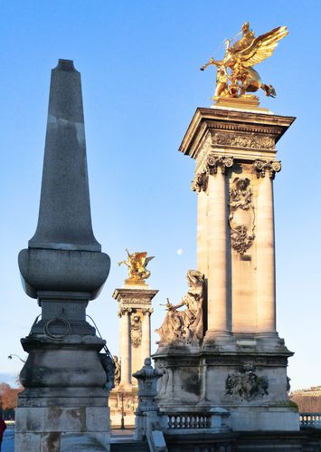 La Renommée de la Guerre et la statue de pierre de Laurent