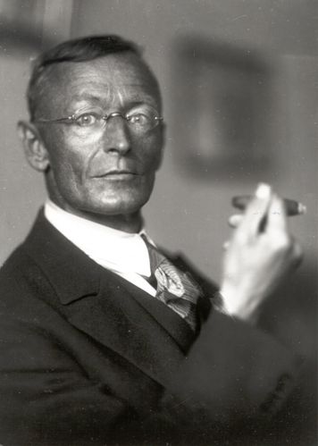 HermannHesse1927mitZigarre.jpg