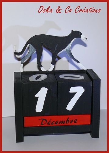galgo noir et blanc marchant calendrier
