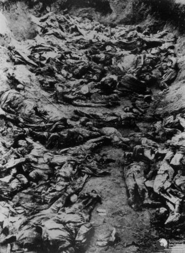 Katyn_Massacre_-_Mass_Graves_2.jpg