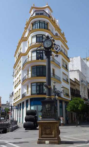 JEREZ-DE-LA-FRONTERA-----place-horloge-Domecq.JPG