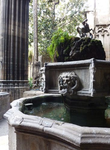 Cathedrale-fontaine-cloitre-entiere.jpg