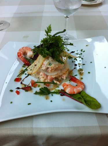 Araignée de mer et crabe en mille feuille de radis blanc et pommes verts, vinaigrettes au miel et