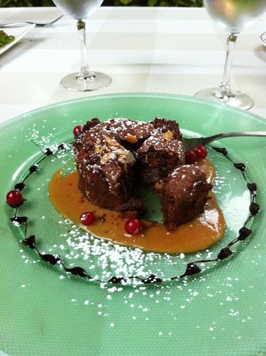 Le moelleux au chocolat noir, cœur de poire poché, amande et pignons,jus de caramel au balsamique