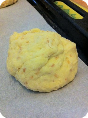Pain-a-la-semoule-et-graines-de-sesame-cru.jpg