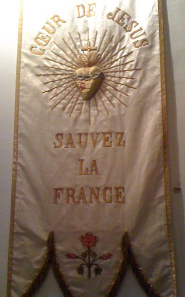 Banniere-Coeur-de-Jesus--sauvez-la-France--Cathedrale-Sa.JPG