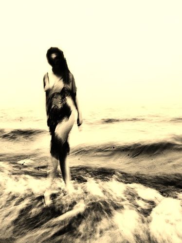 femme-marchant-dans-l-eau-david-galstyan.jpg