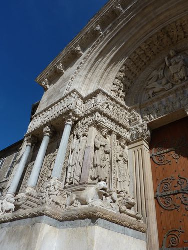 Arles Primatiale Saint Trophime sculptures porche