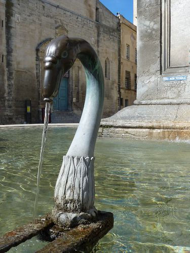 Arles fontaine bec de fontaine Place de l'hôtel de ville