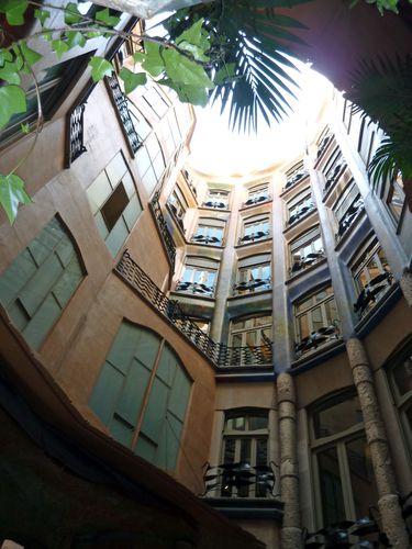 La-Pedrera-ouverture-interieure.jpg