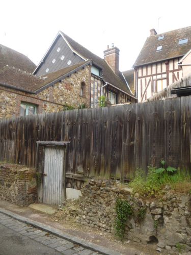 Verneuil sur Avre, rue des Tanneries, Clôture ancienne, 098