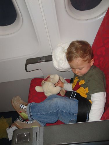 2 ans Junior dans l'avion