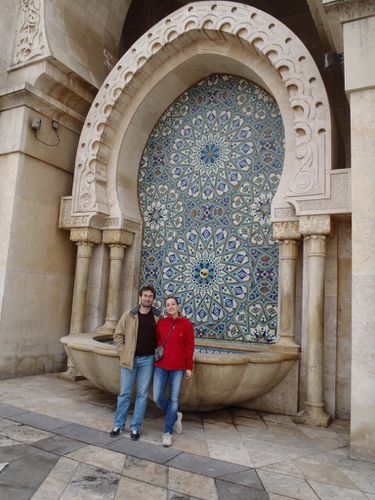 Olivier-et-Marianne-devant-la-fontaine-de-la-mosquee.JPG