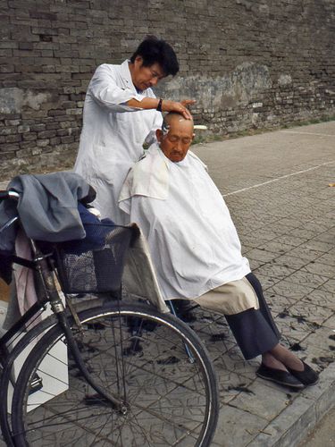 0012-Coiffeur-des-rues-PEKINjpg.jpg