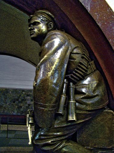 8613-MOSCOU-Metro-Statue-soldat.jpg