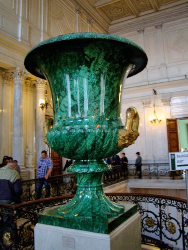 9457-Vase-en-malachite-Ermitage.jpg