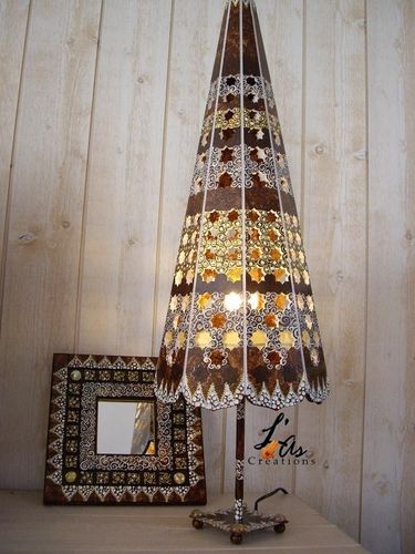 Vintage plat marocain sur 4 pieds metal argente grave et signe