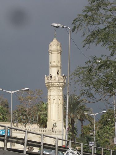 Minaret ciel gris