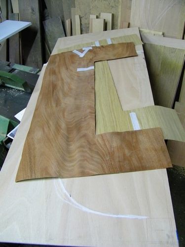 decoupe des feuilles de placage en acajou flammé