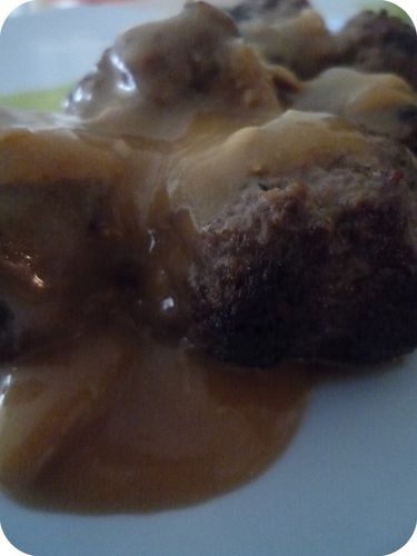 Boulettes-de-boeuf-faciles-avec-sauce-champignon.jpg