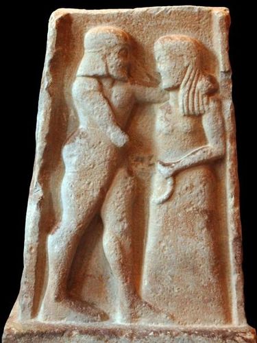 715g2 musée de Sparte, Hélène et Pâris embrassés (6e s
