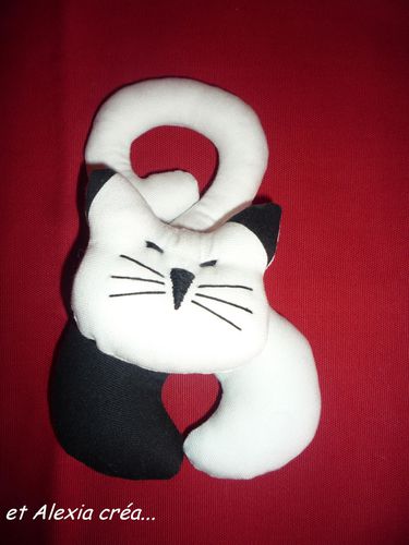 chat blanc 2 oreilles noires