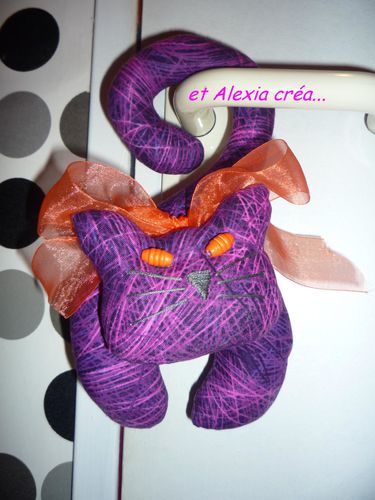 chat violet ruban orange