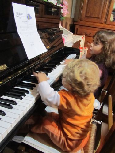 Chloé et Emma au piano 001