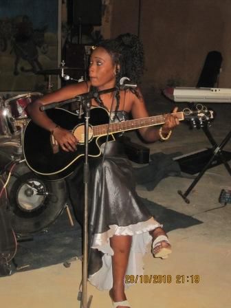 Dioba à la guitare